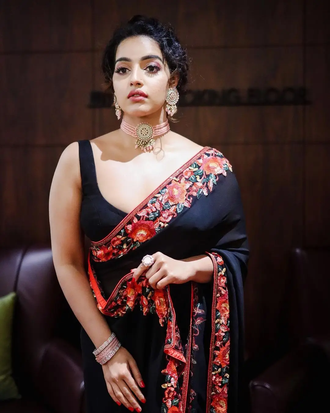 MALAYALAM ACTRESS MALAVIKA MENON IN BLACK SAREE SLEEVELESS BLOUSE 3